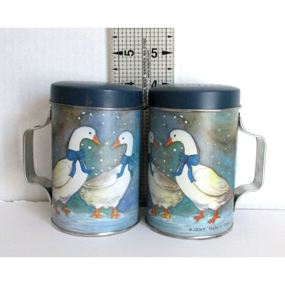 Vintage Winter Geese Salt & Pepper Shakers Set With Handles JSNY Tin Made In Chi - Picture 5 of 6